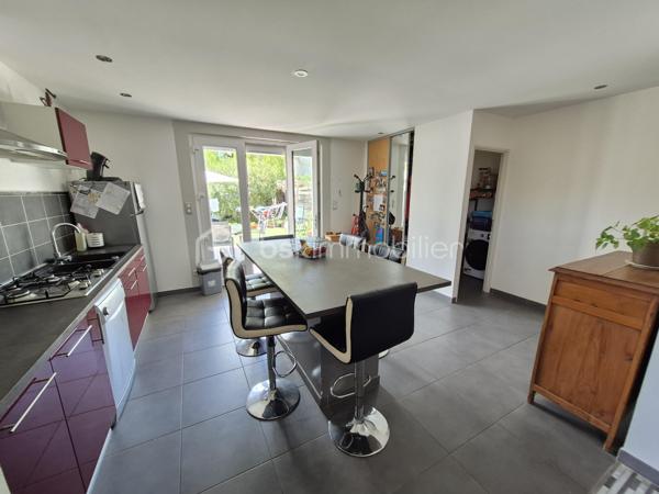 Ensemble immobilier à Aubenas – Résidence principale + revenu locatif
📍 Localisation
    • Quartier calme et recherché 
    • Petite copropriété (2 lots seulement) 

🏡 Bas de villa – T4 de 81 m² (entièrement rénové)
    • Pièces : 
        ◦ 1 grande pièce de vie lumineuse 
        ◦ 3 chambres 
        ◦ 1 cuisine fonctionnelle 
        ◦ 1 salle d’eau moderne (baignoire + douche) 
        ◦ 2 WC 
    • Confort : 
        ◦ Chauffage/climatisation réversible 
        ◦ Terrasse + cour privative 

💼 Logement indépendant – T2 de 30 m² (prêt à louer)
    • Pièces : 
        ◦ 1 séjour avec cuisine 
        ◦ 1 chambre 
        ◦ 1 salle d’eau 
    • Confort : 
        ◦ Climatisation réversible 

✨ Atouts majeurs

    • Rendement locatif intéressant (ou rapprochement familial) 
    • Copropriété simplifiée (2 copropriétaires) 
    • Extérieurs : terrasse et cour pour les moments de détente 

Idéal pour :
    • Une résidence principale avec revenu complémentaire 
    • Un investissement locatif