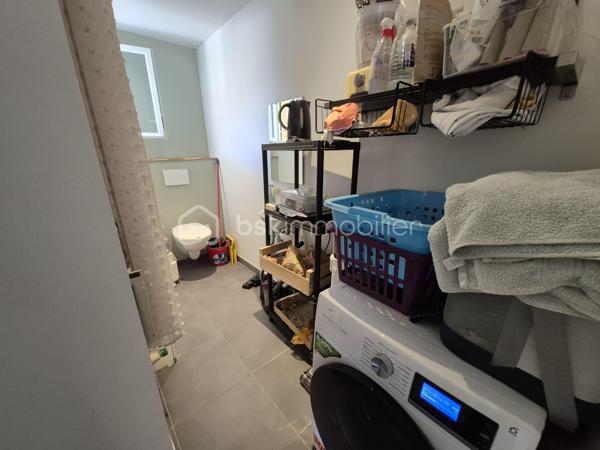 Ensemble immobilier à Aubenas – Résidence principale + revenu locatif
📍 Localisation
    • Quartier calme et recherché 
    • Petite copropriété (2 lots seulement) 

🏡 Bas de villa – T4 de 81 m² (entièrement rénové)
    • Pièces : 
        ◦ 1 grande pièce de vie lumineuse 
        ◦ 3 chambres 
        ◦ 1 cuisine fonctionnelle 
        ◦ 1 salle d’eau moderne (baignoire + douche) 
        ◦ 2 WC 
    • Confort : 
        ◦ Chauffage/climatisation réversible 
        ◦ Terrasse + cour privative 

💼 Logement indépendant – T2 de 30 m² (prêt à louer)
    • Pièces : 
        ◦ 1 séjour avec cuisine 
        ◦ 1 chambre 
        ◦ 1 salle d’eau 
    • Confort : 
        ◦ Climatisation réversible 

✨ Atouts majeurs

    • Rendement locatif intéressant (ou rapprochement familial) 
    • Copropriété simplifiée (2 copropriétaires) 
    • Extérieurs : terrasse et cour pour les moments de détente 

Idéal pour :
    • Une résidence principale avec revenu complémentaire 
    • Un investissement locatif