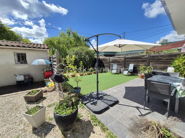 Ensemble immobilier à Aubenas – Résidence principale + revenu locatif
📍 Localisation
    • Quartier calme et recherché 
    • Petite copropriété (2 lots seulement) 

🏡 Bas de villa – T4 de 81 m² (entièrement rénové)
    • Pièces : 
        ◦ 1 grande pièce de vie lumineuse 
        ◦ 3 chambres 
        ◦ 1 cuisine fonctionnelle 
        ◦ 1 salle d’eau moderne (baignoire + douche) 
        ◦ 2 WC 
    • Confort : 
        ◦ Chauffage/climatisation réversible 
        ◦ Terrasse + cour privative 

💼 Logement indépendant – T2 de 30 m² (prêt à louer)
    • Pièces : 
        ◦ 1 séjour avec cuisine 
        ◦ 1 chambre 
        ◦ 1 salle d’eau 
    • Confort : 
        ◦ Climatisation réversible 

✨ Atouts majeurs

    • Rendement locatif intéressant (ou rapprochement familial) 
    • Copropriété simplifiée (2 copropriétaires) 
    • Extérieurs : terrasse et cour pour les moments de détente 

Idéal pour :
    • Une résidence principale avec revenu complémentaire 
    • Un investissement locatif