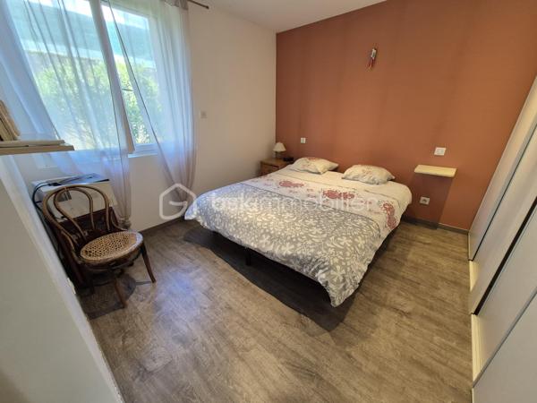 Ensemble immobilier à Aubenas – Résidence principale + revenu locatif
📍 Localisation
    • Quartier calme et recherché 
    • Petite copropriété (2 lots seulement) 

🏡 Bas de villa – T4 de 81 m² (entièrement rénové)
    • Pièces : 
        ◦ 1 grande pièce de vie lumineuse 
        ◦ 3 chambres 
        ◦ 1 cuisine fonctionnelle 
        ◦ 1 salle d’eau moderne (baignoire + douche) 
        ◦ 2 WC 
    • Confort : 
        ◦ Chauffage/climatisation réversible 
        ◦ Terrasse + cour privative 

💼 Logement indépendant – T2 de 30 m² (prêt à louer)
    • Pièces : 
        ◦ 1 séjour avec cuisine 
        ◦ 1 chambre 
        ◦ 1 salle d’eau 
    • Confort : 
        ◦ Climatisation réversible 

✨ Atouts majeurs

    • Rendement locatif intéressant (ou rapprochement familial) 
    • Copropriété simplifiée (2 copropriétaires) 
    • Extérieurs : terrasse et cour pour les moments de détente 

Idéal pour :
    • Une résidence principale avec revenu complémentaire 
    • Un investissement locatif