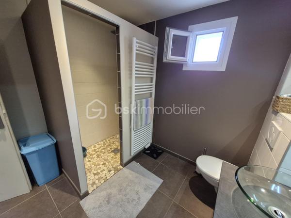 Ensemble immobilier à Aubenas – Résidence principale + revenu locatif
📍 Localisation
    • Quartier calme et recherché 
    • Petite copropriété (2 lots seulement) 

🏡 Bas de villa – T4 de 81 m² (entièrement rénové)
    • Pièces : 
        ◦ 1 grande pièce de vie lumineuse 
        ◦ 3 chambres 
        ◦ 1 cuisine fonctionnelle 
        ◦ 1 salle d’eau moderne (baignoire + douche) 
        ◦ 2 WC 
    • Confort : 
        ◦ Chauffage/climatisation réversible 
        ◦ Terrasse + cour privative 

💼 Logement indépendant – T2 de 30 m² (prêt à louer)
    • Pièces : 
        ◦ 1 séjour avec cuisine 
        ◦ 1 chambre 
        ◦ 1 salle d’eau 
    • Confort : 
        ◦ Climatisation réversible 

✨ Atouts majeurs

    • Rendement locatif intéressant (ou rapprochement familial) 
    • Copropriété simplifiée (2 copropriétaires) 
    • Extérieurs : terrasse et cour pour les moments de détente 

Idéal pour :
    • Une résidence principale avec revenu complémentaire 
    • Un investissement locatif
