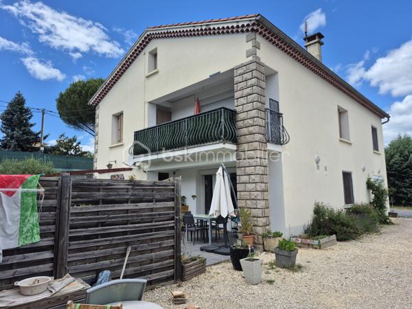 Ensemble immobilier à Aubenas – Résidence principale + revenu locatif
📍 Localisation
    • Quartier calme et recherché 
    • Petite copropriété (2 lots seulement) 

🏡 Bas de villa – T4 de 81 m² (entièrement rénové)
    • Pièces : 
        ◦ 1 grande pièce de vie lumineuse 
        ◦ 3 chambres 
        ◦ 1 cuisine fonctionnelle 
        ◦ 1 salle d’eau moderne (baignoire + douche) 
        ◦ 2 WC 
    • Confort : 
        ◦ Chauffage/climatisation réversible 
        ◦ Terrasse + cour privative 

💼 Logement indépendant – T2 de 30 m² (prêt à louer)
    • Pièces : 
        ◦ 1 séjour avec cuisine 
        ◦ 1 chambre 
        ◦ 1 salle d’eau 
    • Confort : 
        ◦ Climatisation réversible 

✨ Atouts majeurs

    • Rendement locatif intéressant (ou rapprochement familial) 
    • Copropriété simplifiée (2 copropriétaires) 
    • Extérieurs : terrasse et cour pour les moments de détente 

Idéal pour :
    • Une résidence principale avec revenu complémentaire 
    • Un investissement locatif