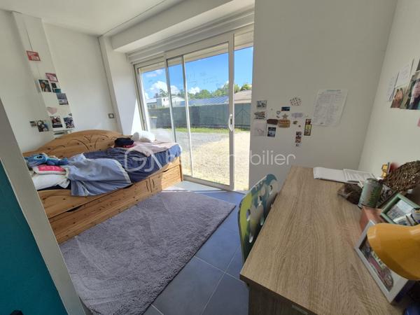 Ensemble immobilier à Aubenas – Résidence principale + revenu locatif
📍 Localisation
    • Quartier calme et recherché 
    • Petite copropriété (2 lots seulement) 

🏡 Bas de villa – T4 de 81 m² (entièrement rénové)
    • Pièces : 
        ◦ 1 grande pièce de vie lumineuse 
        ◦ 3 chambres 
        ◦ 1 cuisine fonctionnelle 
        ◦ 1 salle d’eau moderne (baignoire + douche) 
        ◦ 2 WC 
    • Confort : 
        ◦ Chauffage/climatisation réversible 
        ◦ Terrasse + cour privative 

💼 Logement indépendant – T2 de 30 m² (prêt à louer)
    • Pièces : 
        ◦ 1 séjour avec cuisine 
        ◦ 1 chambre 
        ◦ 1 salle d’eau 
    • Confort : 
        ◦ Climatisation réversible 

✨ Atouts majeurs

    • Rendement locatif intéressant (ou rapprochement familial) 
    • Copropriété simplifiée (2 copropriétaires) 
    • Extérieurs : terrasse et cour pour les moments de détente 

Idéal pour :
    • Une résidence principale avec revenu complémentaire 
    • Un investissement locatif