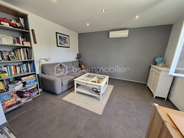 Ensemble immobilier à Aubenas – Résidence principale + revenu locatif
📍 Localisation
    • Quartier calme et recherché 
    • Petite copropriété (2 lots seulement) 

🏡 Bas de villa – T4 de 81 m² (entièrement rénové)
    • Pièces : 
        ◦ 1 grande pièce de vie lumineuse 
        ◦ 3 chambres 
        ◦ 1 cuisine fonctionnelle 
        ◦ 1 salle d’eau moderne (baignoire + douche) 
        ◦ 2 WC 
    • Confort : 
        ◦ Chauffage/climatisation réversible 
        ◦ Terrasse + cour privative 

💼 Logement indépendant – T2 de 30 m² (prêt à louer)
    • Pièces : 
        ◦ 1 séjour avec cuisine 
        ◦ 1 chambre 
        ◦ 1 salle d’eau 
    • Confort : 
        ◦ Climatisation réversible 

✨ Atouts majeurs

    • Rendement locatif intéressant (ou rapprochement familial) 
    • Copropriété simplifiée (2 copropriétaires) 
    • Extérieurs : terrasse et cour pour les moments de détente 

Idéal pour :
    • Une résidence principale avec revenu complémentaire 
    • Un investissement locatif