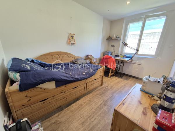 Ensemble immobilier à Aubenas – Résidence principale + revenu locatif
📍 Localisation
    • Quartier calme et recherché 
    • Petite copropriété (2 lots seulement) 

🏡 Bas de villa – T4 de 81 m² (entièrement rénové)
    • Pièces : 
        ◦ 1 grande pièce de vie lumineuse 
        ◦ 3 chambres 
        ◦ 1 cuisine fonctionnelle 
        ◦ 1 salle d’eau moderne (baignoire + douche) 
        ◦ 2 WC 
    • Confort : 
        ◦ Chauffage/climatisation réversible 
        ◦ Terrasse + cour privative 

💼 Logement indépendant – T2 de 30 m² (prêt à louer)
    • Pièces : 
        ◦ 1 séjour avec cuisine 
        ◦ 1 chambre 
        ◦ 1 salle d’eau 
    • Confort : 
        ◦ Climatisation réversible 

✨ Atouts majeurs

    • Rendement locatif intéressant (ou rapprochement familial) 
    • Copropriété simplifiée (2 copropriétaires) 
    • Extérieurs : terrasse et cour pour les moments de détente 

Idéal pour :
    • Une résidence principale avec revenu complémentaire 
    • Un investissement locatif