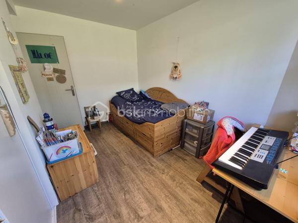 Ensemble immobilier à Aubenas – Résidence principale + revenu locatif
📍 Localisation
    • Quartier calme et recherché 
    • Petite copropriété (2 lots seulement) 

🏡 Bas de villa – T4 de 81 m² (entièrement rénové)
    • Pièces : 
        ◦ 1 grande pièce de vie lumineuse 
        ◦ 3 chambres 
        ◦ 1 cuisine fonctionnelle 
        ◦ 1 salle d’eau moderne (baignoire + douche) 
        ◦ 2 WC 
    • Confort : 
        ◦ Chauffage/climatisation réversible 
        ◦ Terrasse + cour privative 

💼 Logement indépendant – T2 de 30 m² (prêt à louer)
    • Pièces : 
        ◦ 1 séjour avec cuisine 
        ◦ 1 chambre 
        ◦ 1 salle d’eau 
    • Confort : 
        ◦ Climatisation réversible 

✨ Atouts majeurs

    • Rendement locatif intéressant (ou rapprochement familial) 
    • Copropriété simplifiée (2 copropriétaires) 
    • Extérieurs : terrasse et cour pour les moments de détente 

Idéal pour :
    • Une résidence principale avec revenu complémentaire 
    • Un investissement locatif