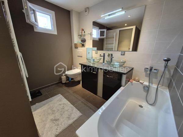 Ensemble immobilier à Aubenas – Résidence principale + revenu locatif
📍 Localisation
    • Quartier calme et recherché 
    • Petite copropriété (2 lots seulement) 

🏡 Bas de villa – T4 de 81 m² (entièrement rénové)
    • Pièces : 
        ◦ 1 grande pièce de vie lumineuse 
        ◦ 3 chambres 
        ◦ 1 cuisine fonctionnelle 
        ◦ 1 salle d’eau moderne (baignoire + douche) 
        ◦ 2 WC 
    • Confort : 
        ◦ Chauffage/climatisation réversible 
        ◦ Terrasse + cour privative 

💼 Logement indépendant – T2 de 30 m² (prêt à louer)
    • Pièces : 
        ◦ 1 séjour avec cuisine 
        ◦ 1 chambre 
        ◦ 1 salle d’eau 
    • Confort : 
        ◦ Climatisation réversible 

✨ Atouts majeurs

    • Rendement locatif intéressant (ou rapprochement familial) 
    • Copropriété simplifiée (2 copropriétaires) 
    • Extérieurs : terrasse et cour pour les moments de détente 

Idéal pour :
    • Une résidence principale avec revenu complémentaire 
    • Un investissement locatif