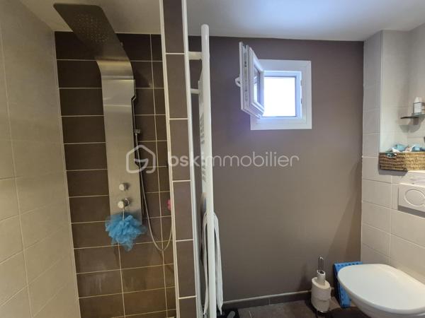 Ensemble immobilier à Aubenas – Résidence principale + revenu locatif
📍 Localisation
    • Quartier calme et recherché 
    • Petite copropriété (2 lots seulement) 

🏡 Bas de villa – T4 de 81 m² (entièrement rénové)
    • Pièces : 
        ◦ 1 grande pièce de vie lumineuse 
        ◦ 3 chambres 
        ◦ 1 cuisine fonctionnelle 
        ◦ 1 salle d’eau moderne (baignoire + douche) 
        ◦ 2 WC 
    • Confort : 
        ◦ Chauffage/climatisation réversible 
        ◦ Terrasse + cour privative 

💼 Logement indépendant – T2 de 30 m² (prêt à louer)
    • Pièces : 
        ◦ 1 séjour avec cuisine 
        ◦ 1 chambre 
        ◦ 1 salle d’eau 
    • Confort : 
        ◦ Climatisation réversible 

✨ Atouts majeurs

    • Rendement locatif intéressant (ou rapprochement familial) 
    • Copropriété simplifiée (2 copropriétaires) 
    • Extérieurs : terrasse et cour pour les moments de détente 

Idéal pour :
    • Une résidence principale avec revenu complémentaire 
    • Un investissement locatif