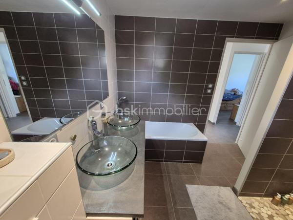 Ensemble immobilier à Aubenas – Résidence principale + revenu locatif
📍 Localisation
    • Quartier calme et recherché 
    • Petite copropriété (2 lots seulement) 

🏡 Bas de villa – T4 de 81 m² (entièrement rénové)
    • Pièces : 
        ◦ 1 grande pièce de vie lumineuse 
        ◦ 3 chambres 
        ◦ 1 cuisine fonctionnelle 
        ◦ 1 salle d’eau moderne (baignoire + douche) 
        ◦ 2 WC 
    • Confort : 
        ◦ Chauffage/climatisation réversible 
        ◦ Terrasse + cour privative 

💼 Logement indépendant – T2 de 30 m² (prêt à louer)
    • Pièces : 
        ◦ 1 séjour avec cuisine 
        ◦ 1 chambre 
        ◦ 1 salle d’eau 
    • Confort : 
        ◦ Climatisation réversible 

✨ Atouts majeurs

    • Rendement locatif intéressant (ou rapprochement familial) 
    • Copropriété simplifiée (2 copropriétaires) 
    • Extérieurs : terrasse et cour pour les moments de détente 

Idéal pour :
    • Une résidence principale avec revenu complémentaire 
    • Un investissement locatif