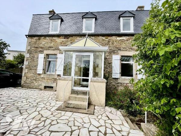 Jolie maison de caractère proche du centre ville.
Cette bâtisse en pierre du début 20 éme est ...