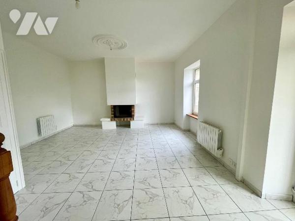 Jolie maison de caractère proche du centre ville.
Cette bâtisse en pierre du début 20 éme est ...