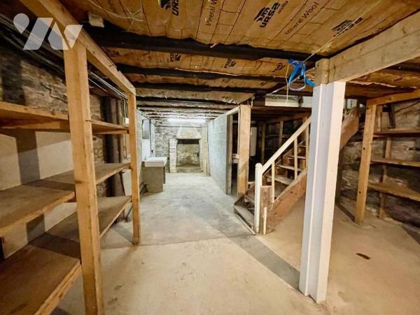 Jolie maison de caractère proche du centre ville.
Cette bâtisse en pierre du début 20 éme est ...