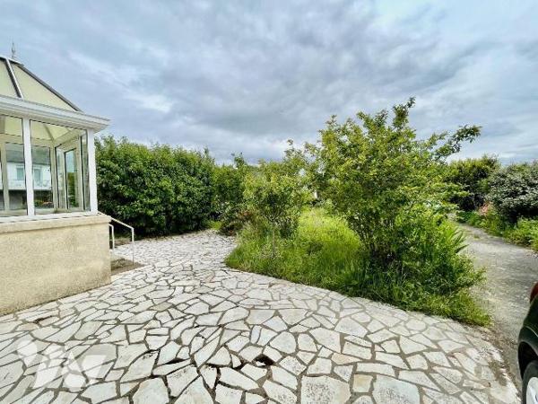 Jolie maison de caractère proche du centre ville.
Cette bâtisse en pierre du début 20 éme est ...