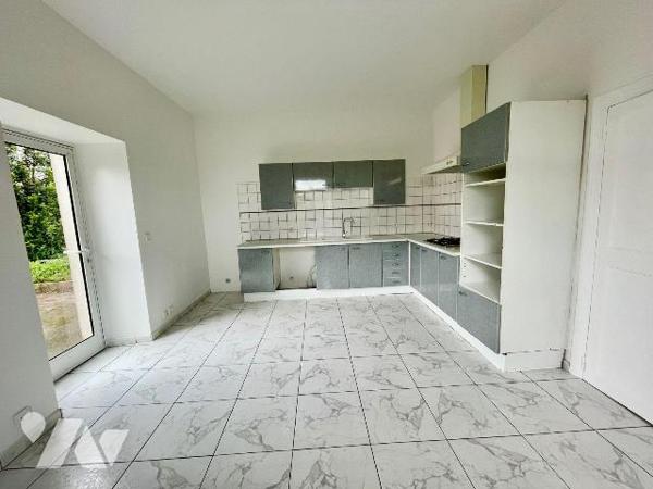Jolie maison de caractère proche du centre ville.
Cette bâtisse en pierre du début 20 éme est ...