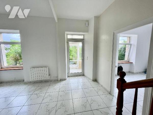 Jolie maison de caractère proche du centre ville.
Cette bâtisse en pierre du début 20 éme est ...