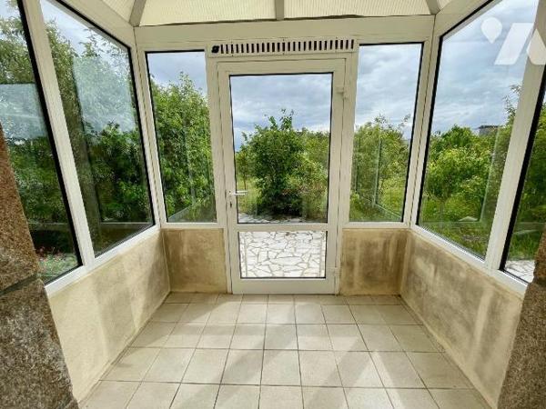 Jolie maison de caractère proche du centre ville.
Cette bâtisse en pierre du début 20 éme est ...