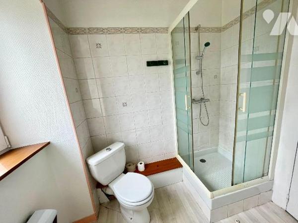 Jolie maison de caractère proche du centre ville.
Cette bâtisse en pierre du début 20 éme est ...