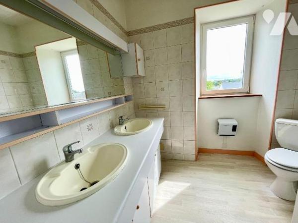 Jolie maison de caractère proche du centre ville.
Cette bâtisse en pierre du début 20 éme est ...