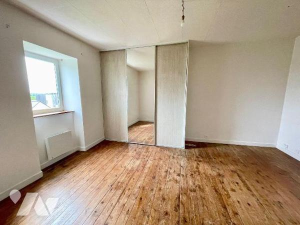 Jolie maison de caractère proche du centre ville.
Cette bâtisse en pierre du début 20 éme est ...