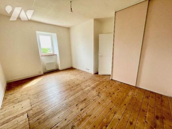 Jolie maison de caractère proche du centre ville.
Cette bâtisse en pierre du début 20 éme est ...