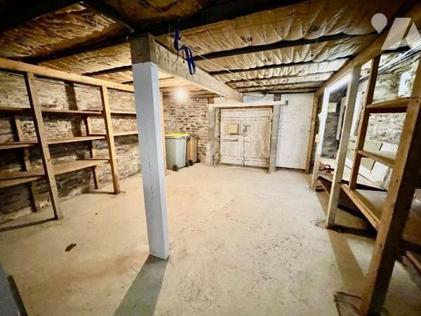 Jolie maison de caractère proche du centre ville.
Cette bâtisse en pierre du début 20 éme est ...
