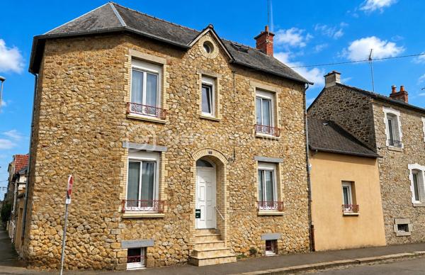 A Fougères, découvrez cette maison en pierre de 118 m², idéalement située, proche arret de bus, commodités et écoles.

Au rez-de-chaussée, l’entrée dessert un salon, une cuisine aménagée et équipée, une salle à manger avec accès direct à la terrasse, un bureau, une salle de bains et un WC indépendant. Une cave/buanderie ainsi qu’un garage avec porte motorisée et mezzanine complètent ce niveau.

À l’étage, vous trouverez 3 chambres, dont une avec rangements, ainsi qu’une salle d’eau avec douche et WC. Une 4e chambre aménagée sous combles complète l’ensemble.

La maison a bénéficié de plusieurs travaux il y a environ 6 à 8 ans : électricité, radiateurs, cuisine, ballon d'eau chaude, VMC et menuiseries. Elle dispose également de fenêtres PVC double vitrage et de la fibre.

Une maison à la configuration atypique, avec du caractère et surtout un extérieur chaleureux alliant bois et pierre, agréable à vivre aux beaux jours.