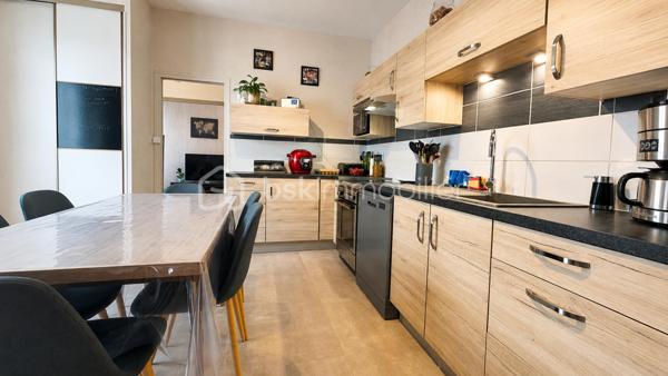 A Fougères, découvrez cette maison en pierre de 118 m², idéalement située, proche arret de bus, commodités et écoles.

Au rez-de-chaussée, l’entrée dessert un salon, une cuisine aménagée et équipée, une salle à manger avec accès direct à la terrasse, un bureau, une salle de bains et un WC indépendant. Une cave/buanderie ainsi qu’un garage avec porte motorisée et mezzanine complètent ce niveau.

À l’étage, vous trouverez 3 chambres, dont une avec rangements, ainsi qu’une salle d’eau avec douche et WC. Une 4e chambre aménagée sous combles complète l’ensemble.

La maison a bénéficié de plusieurs travaux il y a environ 6 à 8 ans : électricité, radiateurs, cuisine, ballon d'eau chaude, VMC et menuiseries. Elle dispose également de fenêtres PVC double vitrage et de la fibre.

Une maison à la configuration atypique, avec du caractère et surtout un extérieur chaleureux alliant bois et pierre, agréable à vivre aux beaux jours.