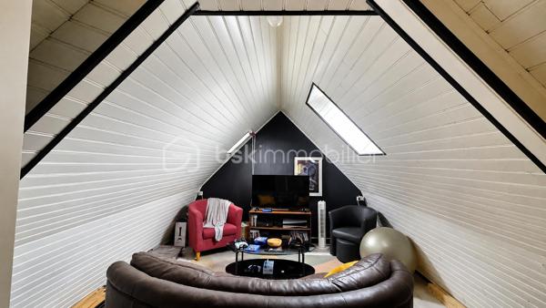 A Fougères, découvrez cette maison en pierre de 118 m², idéalement située, proche arret de bus, commodités et écoles.

Au rez-de-chaussée, l’entrée dessert un salon, une cuisine aménagée et équipée, une salle à manger avec accès direct à la terrasse, un bureau, une salle de bains et un WC indépendant. Une cave/buanderie ainsi qu’un garage avec porte motorisée et mezzanine complètent ce niveau.

À l’étage, vous trouverez 3 chambres, dont une avec rangements, ainsi qu’une salle d’eau avec douche et WC. Une 4e chambre aménagée sous combles complète l’ensemble.

La maison a bénéficié de plusieurs travaux il y a environ 6 à 8 ans : électricité, radiateurs, cuisine, ballon d'eau chaude, VMC et menuiseries. Elle dispose également de fenêtres PVC double vitrage et de la fibre.

Une maison à la configuration atypique, avec du caractère et surtout un extérieur chaleureux alliant bois et pierre, agréable à vivre aux beaux jours.