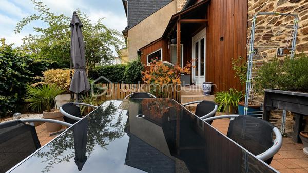 A Fougères, découvrez cette maison en pierre de 118 m², idéalement située, proche arret de bus, commodités et écoles.

Au rez-de-chaussée, l’entrée dessert un salon, une cuisine aménagée et équipée, une salle à manger avec accès direct à la terrasse, un bureau, une salle de bains et un WC indépendant. Une cave/buanderie ainsi qu’un garage avec porte motorisée et mezzanine complètent ce niveau.

À l’étage, vous trouverez 3 chambres, dont une avec rangements, ainsi qu’une salle d’eau avec douche et WC. Une 4e chambre aménagée sous combles complète l’ensemble.

La maison a bénéficié de plusieurs travaux il y a environ 6 à 8 ans : électricité, radiateurs, cuisine, ballon d'eau chaude, VMC et menuiseries. Elle dispose également de fenêtres PVC double vitrage et de la fibre.

Une maison à la configuration atypique, avec du caractère et surtout un extérieur chaleureux alliant bois et pierre, agréable à vivre aux beaux jours.