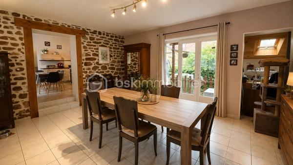 A Fougères, découvrez cette maison en pierre de 118 m², idéalement située, proche arret de bus, commodités et écoles.

Au rez-de-chaussée, l’entrée dessert un salon, une cuisine aménagée et équipée, une salle à manger avec accès direct à la terrasse, un bureau, une salle de bains et un WC indépendant. Une cave/buanderie ainsi qu’un garage avec porte motorisée et mezzanine complètent ce niveau.

À l’étage, vous trouverez 3 chambres, dont une avec rangements, ainsi qu’une salle d’eau avec douche et WC. Une 4e chambre aménagée sous combles complète l’ensemble.

La maison a bénéficié de plusieurs travaux il y a environ 6 à 8 ans : électricité, radiateurs, cuisine, ballon d'eau chaude, VMC et menuiseries. Elle dispose également de fenêtres PVC double vitrage et de la fibre.

Une maison à la configuration atypique, avec du caractère et surtout un extérieur chaleureux alliant bois et pierre, agréable à vivre aux beaux jours.