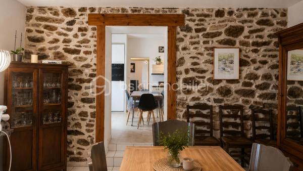 A Fougères, découvrez cette maison en pierre de 118 m², idéalement située, proche arret de bus, commodités et écoles.

Au rez-de-chaussée, l’entrée dessert un salon, une cuisine aménagée et équipée, une salle à manger avec accès direct à la terrasse, un bureau, une salle de bains et un WC indépendant. Une cave/buanderie ainsi qu’un garage avec porte motorisée et mezzanine complètent ce niveau.

À l’étage, vous trouverez 3 chambres, dont une avec rangements, ainsi qu’une salle d’eau avec douche et WC. Une 4e chambre aménagée sous combles complète l’ensemble.

La maison a bénéficié de plusieurs travaux il y a environ 6 à 8 ans : électricité, radiateurs, cuisine, ballon d'eau chaude, VMC et menuiseries. Elle dispose également de fenêtres PVC double vitrage et de la fibre.

Une maison à la configuration atypique, avec du caractère et surtout un extérieur chaleureux alliant bois et pierre, agréable à vivre aux beaux jours.