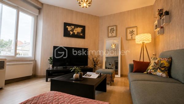 A Fougères, découvrez cette maison en pierre de 118 m², idéalement située, proche arret de bus, commodités et écoles.

Au rez-de-chaussée, l’entrée dessert un salon, une cuisine aménagée et équipée, une salle à manger avec accès direct à la terrasse, un bureau, une salle de bains et un WC indépendant. Une cave/buanderie ainsi qu’un garage avec porte motorisée et mezzanine complètent ce niveau.

À l’étage, vous trouverez 3 chambres, dont une avec rangements, ainsi qu’une salle d’eau avec douche et WC. Une 4e chambre aménagée sous combles complète l’ensemble.

La maison a bénéficié de plusieurs travaux il y a environ 6 à 8 ans : électricité, radiateurs, cuisine, ballon d'eau chaude, VMC et menuiseries. Elle dispose également de fenêtres PVC double vitrage et de la fibre.

Une maison à la configuration atypique, avec du caractère et surtout un extérieur chaleureux alliant bois et pierre, agréable à vivre aux beaux jours.