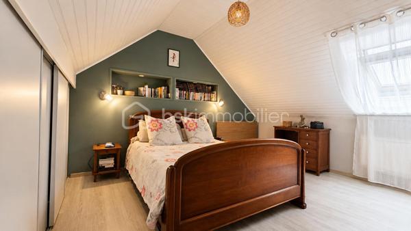A Fougères, découvrez cette maison en pierre de 118 m², idéalement située, proche arret de bus, commodités et écoles.

Au rez-de-chaussée, l’entrée dessert un salon, une cuisine aménagée et équipée, une salle à manger avec accès direct à la terrasse, un bureau, une salle de bains et un WC indépendant. Une cave/buanderie ainsi qu’un garage avec porte motorisée et mezzanine complètent ce niveau.

À l’étage, vous trouverez 3 chambres, dont une avec rangements, ainsi qu’une salle d’eau avec douche et WC. Une 4e chambre aménagée sous combles complète l’ensemble.

La maison a bénéficié de plusieurs travaux il y a environ 6 à 8 ans : électricité, radiateurs, cuisine, ballon d'eau chaude, VMC et menuiseries. Elle dispose également de fenêtres PVC double vitrage et de la fibre.

Une maison à la configuration atypique, avec du caractère et surtout un extérieur chaleureux alliant bois et pierre, agréable à vivre aux beaux jours.