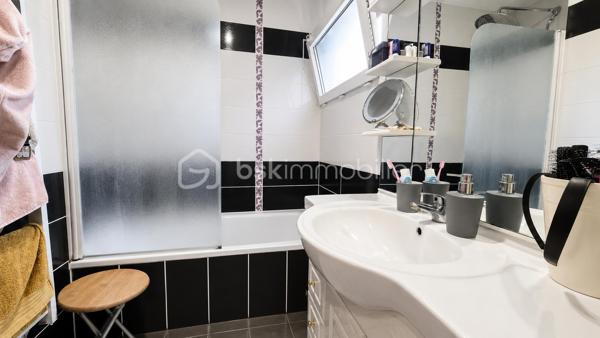 A Fougères, découvrez cette maison en pierre de 118 m², idéalement située, proche arret de bus, commodités et écoles.

Au rez-de-chaussée, l’entrée dessert un salon, une cuisine aménagée et équipée, une salle à manger avec accès direct à la terrasse, un bureau, une salle de bains et un WC indépendant. Une cave/buanderie ainsi qu’un garage avec porte motorisée et mezzanine complètent ce niveau.

À l’étage, vous trouverez 3 chambres, dont une avec rangements, ainsi qu’une salle d’eau avec douche et WC. Une 4e chambre aménagée sous combles complète l’ensemble.

La maison a bénéficié de plusieurs travaux il y a environ 6 à 8 ans : électricité, radiateurs, cuisine, ballon d'eau chaude, VMC et menuiseries. Elle dispose également de fenêtres PVC double vitrage et de la fibre.

Une maison à la configuration atypique, avec du caractère et surtout un extérieur chaleureux alliant bois et pierre, agréable à vivre aux beaux jours.
