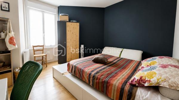 A Fougères, découvrez cette maison en pierre de 118 m², idéalement située, proche arret de bus, commodités et écoles.

Au rez-de-chaussée, l’entrée dessert un salon, une cuisine aménagée et équipée, une salle à manger avec accès direct à la terrasse, un bureau, une salle de bains et un WC indépendant. Une cave/buanderie ainsi qu’un garage avec porte motorisée et mezzanine complètent ce niveau.

À l’étage, vous trouverez 3 chambres, dont une avec rangements, ainsi qu’une salle d’eau avec douche et WC. Une 4e chambre aménagée sous combles complète l’ensemble.

La maison a bénéficié de plusieurs travaux il y a environ 6 à 8 ans : électricité, radiateurs, cuisine, ballon d'eau chaude, VMC et menuiseries. Elle dispose également de fenêtres PVC double vitrage et de la fibre.

Une maison à la configuration atypique, avec du caractère et surtout un extérieur chaleureux alliant bois et pierre, agréable à vivre aux beaux jours.
