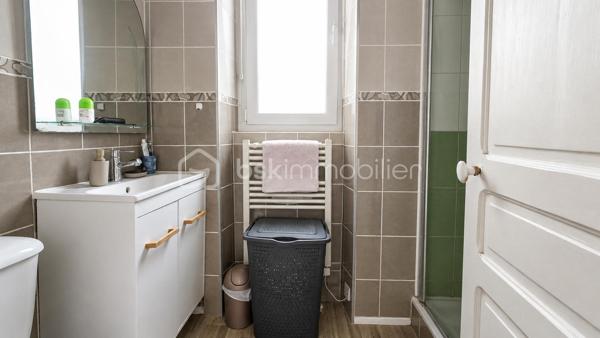 A Fougères, découvrez cette maison en pierre de 118 m², idéalement située, proche arret de bus, commodités et écoles.

Au rez-de-chaussée, l’entrée dessert un salon, une cuisine aménagée et équipée, une salle à manger avec accès direct à la terrasse, un bureau, une salle de bains et un WC indépendant. Une cave/buanderie ainsi qu’un garage avec porte motorisée et mezzanine complètent ce niveau.

À l’étage, vous trouverez 3 chambres, dont une avec rangements, ainsi qu’une salle d’eau avec douche et WC. Une 4e chambre aménagée sous combles complète l’ensemble.

La maison a bénéficié de plusieurs travaux il y a environ 6 à 8 ans : électricité, radiateurs, cuisine, ballon d'eau chaude, VMC et menuiseries. Elle dispose également de fenêtres PVC double vitrage et de la fibre.

Une maison à la configuration atypique, avec du caractère et surtout un extérieur chaleureux alliant bois et pierre, agréable à vivre aux beaux jours.