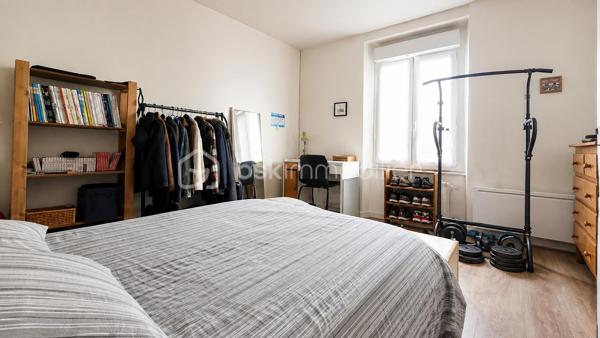 A Fougères, découvrez cette maison en pierre de 118 m², idéalement située, proche arret de bus, commodités et écoles.

Au rez-de-chaussée, l’entrée dessert un salon, une cuisine aménagée et équipée, une salle à manger avec accès direct à la terrasse, un bureau, une salle de bains et un WC indépendant. Une cave/buanderie ainsi qu’un garage avec porte motorisée et mezzanine complètent ce niveau.

À l’étage, vous trouverez 3 chambres, dont une avec rangements, ainsi qu’une salle d’eau avec douche et WC. Une 4e chambre aménagée sous combles complète l’ensemble.

La maison a bénéficié de plusieurs travaux il y a environ 6 à 8 ans : électricité, radiateurs, cuisine, ballon d'eau chaude, VMC et menuiseries. Elle dispose également de fenêtres PVC double vitrage et de la fibre.

Une maison à la configuration atypique, avec du caractère et surtout un extérieur chaleureux alliant bois et pierre, agréable à vivre aux beaux jours.