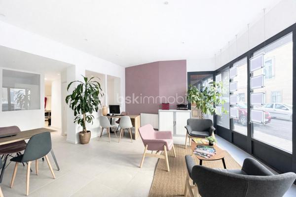 Vous recherchez un emplacement stratégique pour développer votre activité ou réaliser un investissement sécurisé ? Ce bien est fait pour vous.
Idéalement situé en plein cœur de Villefranche-sur-Saône, ce local commercial d'environ 56m² de plain-pied bénéficie d’une visibilité optimale grâce à sa large vitrine sur linéaire.

Entièrement rénové en 2023, il offre des prestations modernes et immédiatement exploitables :
- Un bel espace d’accueil lumineux et fonctionnel
- 2 bureaux fermés, idéals pour professions libérales ou activités tertiaires
- Un espace de stockage
- Toilettes + kitchenette en fond de local

Emplacement premium, au cœur d’un secteur dynamique et passant. Toutes activités autorisées (hors métiers de bouche).

Atout investisseur : Local actuellement loué en bail précaire jusqu’à fin décembre, offrant flexibilité pour un futur projet ou une relocation optimisée.

Un bien rare sur le secteur, idéal pour :
- Professions libérales
- Activités de services
- Investisseurs à la recherche d’un produit clé en main

Visites sur rendez-vous. N’hésitez pas à me contacter pour plus d’informations.