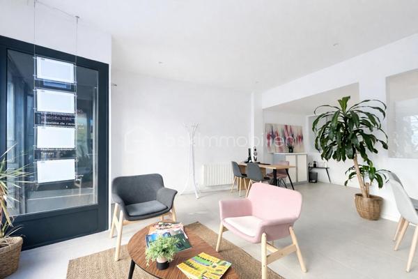 Vous recherchez un emplacement stratégique pour développer votre activité ou réaliser un investissement sécurisé ? Ce bien est fait pour vous.
Idéalement situé en plein cœur de Villefranche-sur-Saône, ce local commercial d'environ 56m² de plain-pied bénéficie d’une visibilité optimale grâce à sa large vitrine sur linéaire.

Entièrement rénové en 2023, il offre des prestations modernes et immédiatement exploitables :
- Un bel espace d’accueil lumineux et fonctionnel
- 2 bureaux fermés, idéals pour professions libérales ou activités tertiaires
- Un espace de stockage
- Toilettes + kitchenette en fond de local

Emplacement premium, au cœur d’un secteur dynamique et passant. Toutes activités autorisées (hors métiers de bouche).

Atout investisseur : Local actuellement loué en bail précaire jusqu’à fin décembre, offrant flexibilité pour un futur projet ou une relocation optimisée.

Un bien rare sur le secteur, idéal pour :
- Professions libérales
- Activités de services
- Investisseurs à la recherche d’un produit clé en main

Visites sur rendez-vous. N’hésitez pas à me contacter pour plus d’informations.