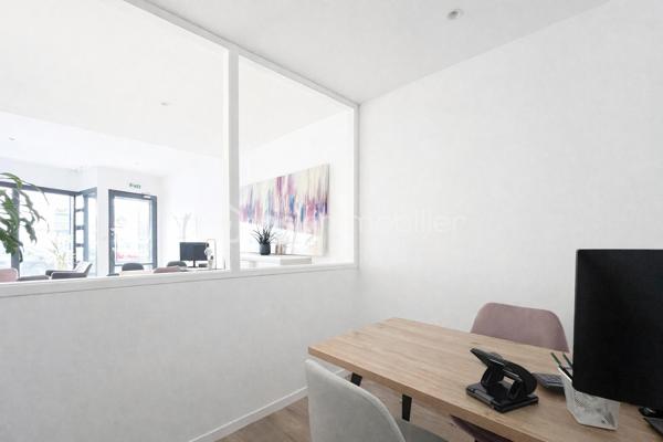 Vous recherchez un emplacement stratégique pour développer votre activité ou réaliser un investissement sécurisé ? Ce bien est fait pour vous.
Idéalement situé en plein cœur de Villefranche-sur-Saône, ce local commercial d'environ 56m² de plain-pied bénéficie d’une visibilité optimale grâce à sa large vitrine sur linéaire.

Entièrement rénové en 2023, il offre des prestations modernes et immédiatement exploitables :
- Un bel espace d’accueil lumineux et fonctionnel
- 2 bureaux fermés, idéals pour professions libérales ou activités tertiaires
- Un espace de stockage
- Toilettes + kitchenette en fond de local

Emplacement premium, au cœur d’un secteur dynamique et passant. Toutes activités autorisées (hors métiers de bouche).

Atout investisseur : Local actuellement loué en bail précaire jusqu’à fin décembre, offrant flexibilité pour un futur projet ou une relocation optimisée.

Un bien rare sur le secteur, idéal pour :
- Professions libérales
- Activités de services
- Investisseurs à la recherche d’un produit clé en main

Visites sur rendez-vous. N’hésitez pas à me contacter pour plus d’informations.