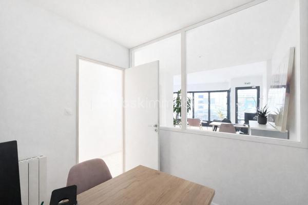 Vous recherchez un emplacement stratégique pour développer votre activité ou réaliser un investissement sécurisé ? Ce bien est fait pour vous.
Idéalement situé en plein cœur de Villefranche-sur-Saône, ce local commercial d'environ 56m² de plain-pied bénéficie d’une visibilité optimale grâce à sa large vitrine sur linéaire.

Entièrement rénové en 2023, il offre des prestations modernes et immédiatement exploitables :
- Un bel espace d’accueil lumineux et fonctionnel
- 2 bureaux fermés, idéals pour professions libérales ou activités tertiaires
- Un espace de stockage
- Toilettes + kitchenette en fond de local

Emplacement premium, au cœur d’un secteur dynamique et passant. Toutes activités autorisées (hors métiers de bouche).

Atout investisseur : Local actuellement loué en bail précaire jusqu’à fin décembre, offrant flexibilité pour un futur projet ou une relocation optimisée.

Un bien rare sur le secteur, idéal pour :
- Professions libérales
- Activités de services
- Investisseurs à la recherche d’un produit clé en main

Visites sur rendez-vous. N’hésitez pas à me contacter pour plus d’informations.