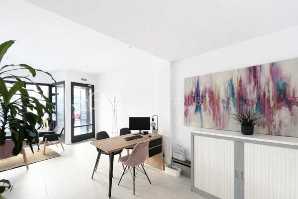 Vous recherchez un emplacement stratégique pour développer votre activité ou réaliser un investissement sécurisé ? Ce bien est fait pour vous.
Idéalement situé en plein cœur de Villefranche-sur-Saône, ce local commercial d'environ 56m² de plain-pied bénéficie d’une visibilité optimale grâce à sa large vitrine sur linéaire.

Entièrement rénové en 2023, il offre des prestations modernes et immédiatement exploitables :
- Un bel espace d’accueil lumineux et fonctionnel
- 2 bureaux fermés, idéals pour professions libérales ou activités tertiaires
- Un espace de stockage
- Toilettes + kitchenette en fond de local

Emplacement premium, au cœur d’un secteur dynamique et passant. Toutes activités autorisées (hors métiers de bouche).

Atout investisseur : Local actuellement loué en bail précaire jusqu’à fin décembre, offrant flexibilité pour un futur projet ou une relocation optimisée.

Un bien rare sur le secteur, idéal pour :
- Professions libérales
- Activités de services
- Investisseurs à la recherche d’un produit clé en main

Visites sur rendez-vous. N’hésitez pas à me contacter pour plus d’informations.