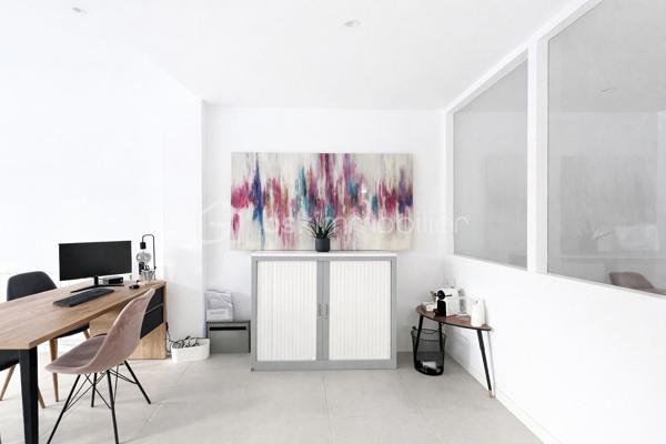 Vous recherchez un emplacement stratégique pour développer votre activité ou réaliser un investissement sécurisé ? Ce bien est fait pour vous.
Idéalement situé en plein cœur de Villefranche-sur-Saône, ce local commercial d'environ 56m² de plain-pied bénéficie d’une visibilité optimale grâce à sa large vitrine sur linéaire.

Entièrement rénové en 2023, il offre des prestations modernes et immédiatement exploitables :
- Un bel espace d’accueil lumineux et fonctionnel
- 2 bureaux fermés, idéals pour professions libérales ou activités tertiaires
- Un espace de stockage
- Toilettes + kitchenette en fond de local

Emplacement premium, au cœur d’un secteur dynamique et passant. Toutes activités autorisées (hors métiers de bouche).

Atout investisseur : Local actuellement loué en bail précaire jusqu’à fin décembre, offrant flexibilité pour un futur projet ou une relocation optimisée.

Un bien rare sur le secteur, idéal pour :
- Professions libérales
- Activités de services
- Investisseurs à la recherche d’un produit clé en main

Visites sur rendez-vous. N’hésitez pas à me contacter pour plus d’informations.