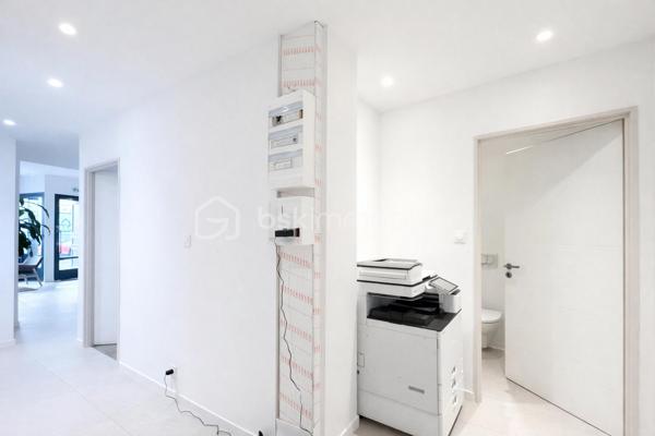 Vous recherchez un emplacement stratégique pour développer votre activité ou réaliser un investissement sécurisé ? Ce bien est fait pour vous.
Idéalement situé en plein cœur de Villefranche-sur-Saône, ce local commercial d'environ 56m² de plain-pied bénéficie d’une visibilité optimale grâce à sa large vitrine sur linéaire.

Entièrement rénové en 2023, il offre des prestations modernes et immédiatement exploitables :
- Un bel espace d’accueil lumineux et fonctionnel
- 2 bureaux fermés, idéals pour professions libérales ou activités tertiaires
- Un espace de stockage
- Toilettes + kitchenette en fond de local

Emplacement premium, au cœur d’un secteur dynamique et passant. Toutes activités autorisées (hors métiers de bouche).

Atout investisseur : Local actuellement loué en bail précaire jusqu’à fin décembre, offrant flexibilité pour un futur projet ou une relocation optimisée.

Un bien rare sur le secteur, idéal pour :
- Professions libérales
- Activités de services
- Investisseurs à la recherche d’un produit clé en main

Visites sur rendez-vous. N’hésitez pas à me contacter pour plus d’informations.
