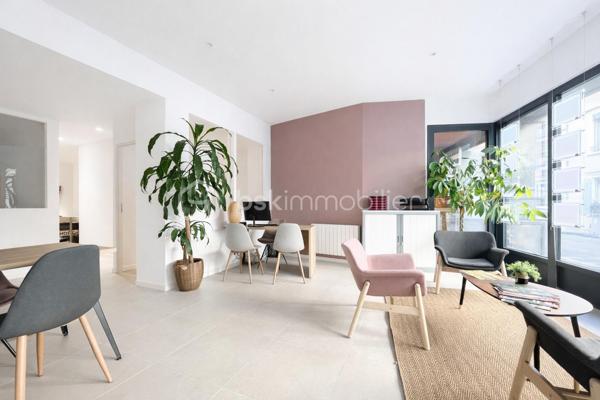 Vous recherchez un emplacement stratégique pour développer votre activité ou réaliser un investissement sécurisé ? Ce bien est fait pour vous.
Idéalement situé en plein cœur de Villefranche-sur-Saône, ce local commercial d'environ 56m² de plain-pied bénéficie d’une visibilité optimale grâce à sa large vitrine sur linéaire.

Entièrement rénové en 2023, il offre des prestations modernes et immédiatement exploitables :
- Un bel espace d’accueil lumineux et fonctionnel
- 2 bureaux fermés, idéals pour professions libérales ou activités tertiaires
- Un espace de stockage
- Toilettes + kitchenette en fond de local

Emplacement premium, au cœur d’un secteur dynamique et passant. Toutes activités autorisées (hors métiers de bouche).

Atout investisseur : Local actuellement loué en bail précaire jusqu’à fin décembre, offrant flexibilité pour un futur projet ou une relocation optimisée.

Un bien rare sur le secteur, idéal pour :
- Professions libérales
- Activités de services
- Investisseurs à la recherche d’un produit clé en main

Visites sur rendez-vous. N’hésitez pas à me contacter pour plus d’informations.
