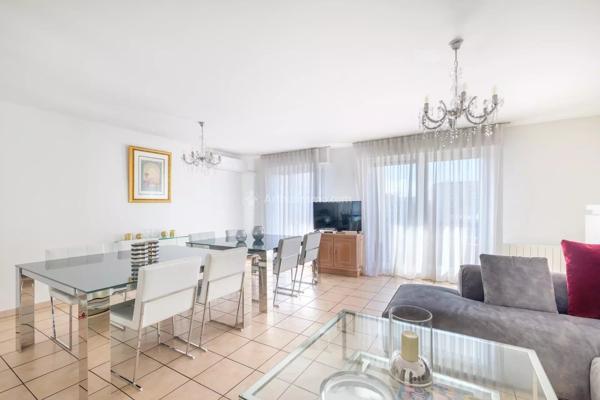 Vente                                                      Appartement
                        
                     5 pièces                      100 m2                     à Villeurbanne