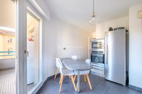 Vente                                                      Appartement
                        
                     5 pièces                      100 m2                     à Villeurbanne