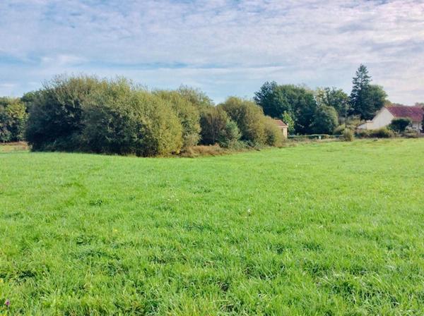 24800 THIVIERS - TERRAIN A BATIR AVEC SOURCE