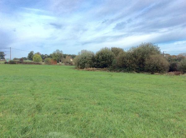 24800 THIVIERS - TERRAIN A BATIR AVEC SOURCE