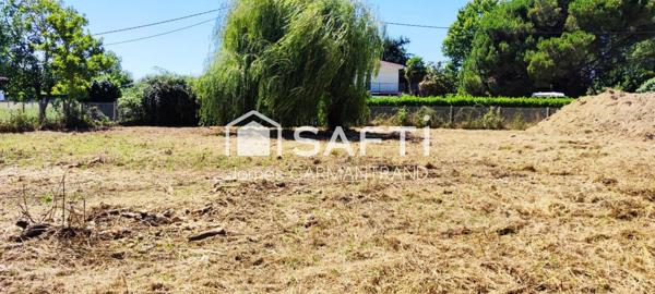 Beau terrain plat, constructible et viabilisé de 986m²